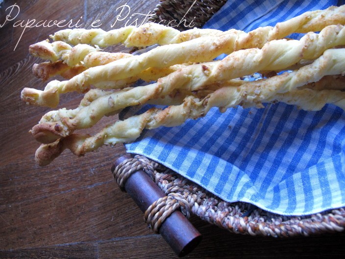 Grissini con Pecorino di Montagna, Noci e Semi di Papavero