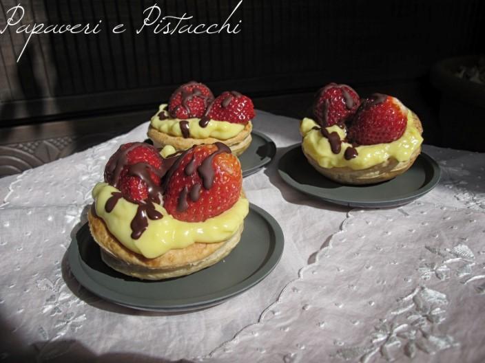 Cestini con Crema, Fragole e Cioccolato Fondente