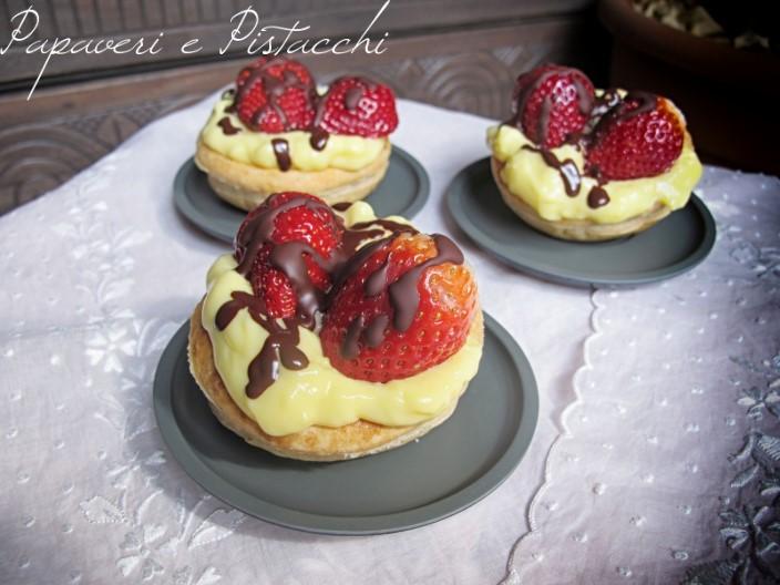 Cestini con Crema, Fragole e Cioccolato Fondente